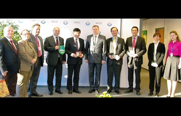 The Secretary General, the Deputy Secretary General and members of the WCO Secretariat pose with their awards issued by the Russian Federal Customs Service in the company of Russian officials