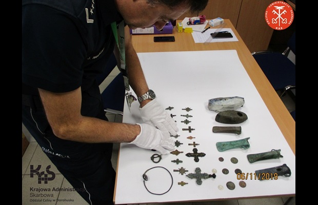 In November 2019, Polish Customs thwarted an attempt of illicit import of 39 cultural objects of different periods ranging from the Neolithic age to the 19th century. The objects were discovered during the control of a passenger in the train ‘Kyiv-Warsaw’. Courtesy: Polish Customs.