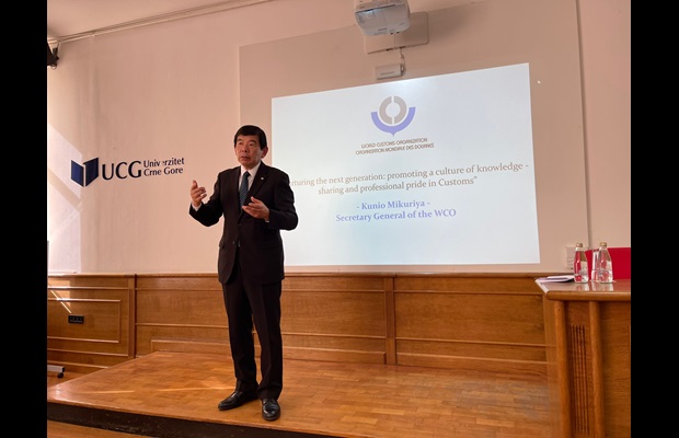 Dr. Kunio Mikuriya giving a lecture at the University of Montenegro.