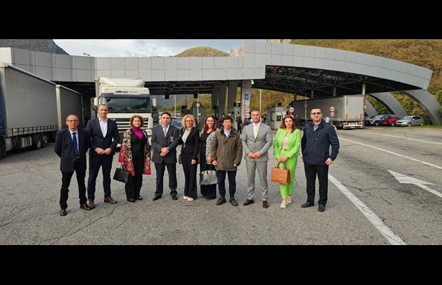 WCO Secretary General visits border crossing point.